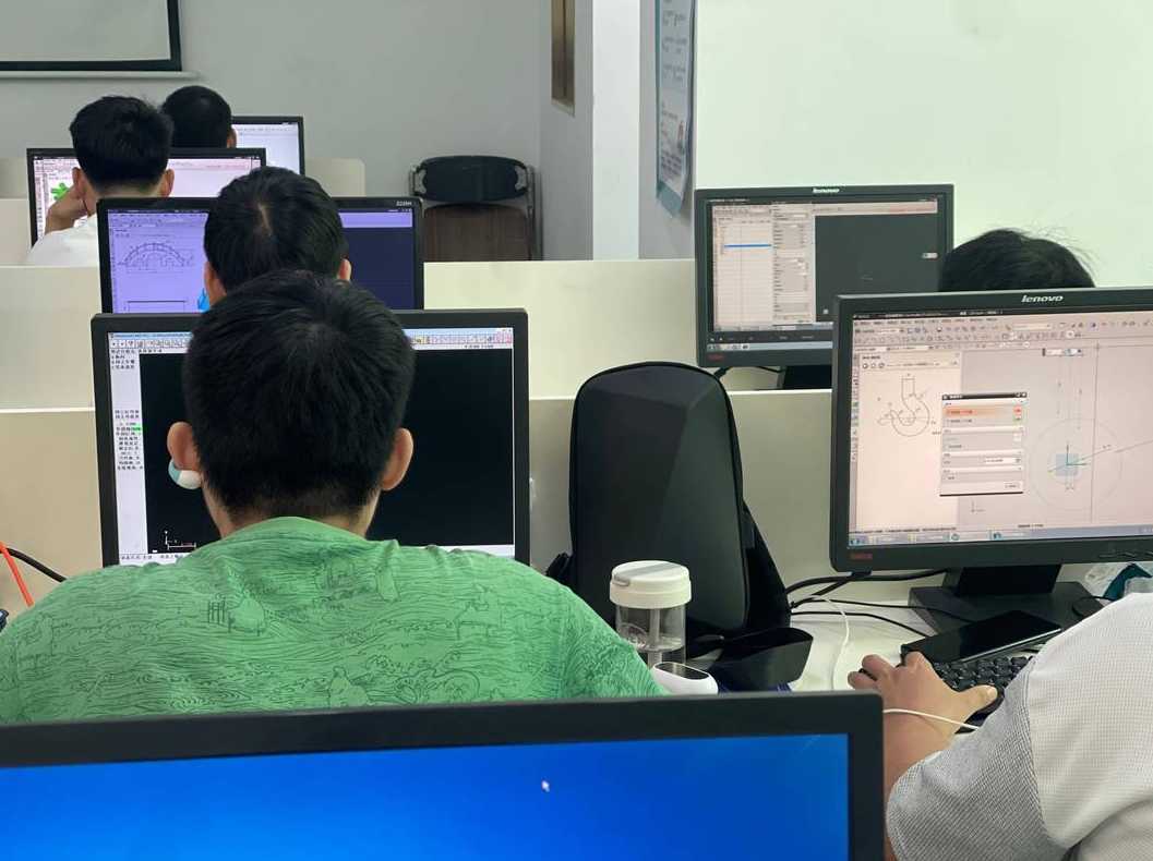 代码编程培训学校（在哪里学代码编程）